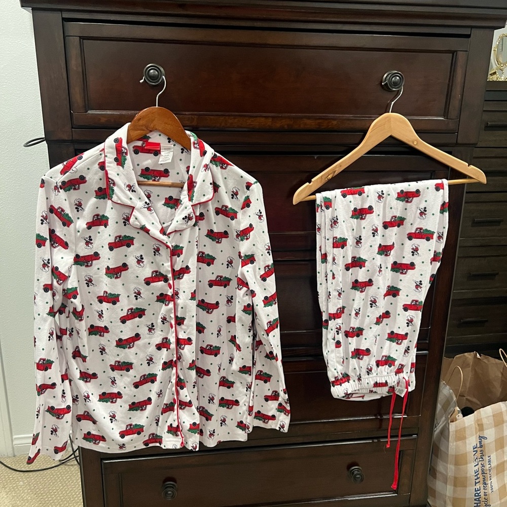Men’s Disney Red and Green Festive Pajama Top/bottom size large 100% Polyester